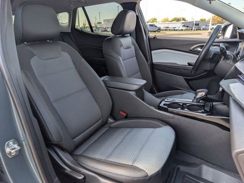 Used 2025 Chevrolet Trax LT w/ LT Convenience Package image 25