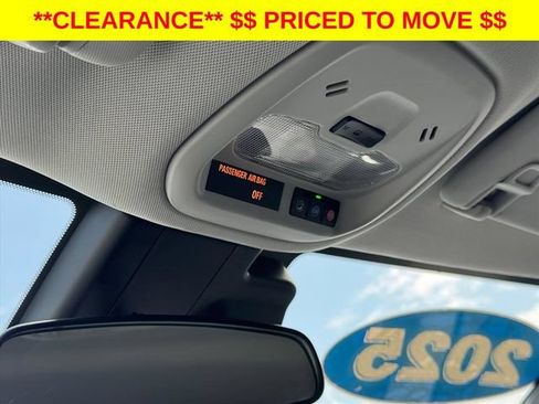 Used 2025 Chevrolet Trax LT FWD image 29