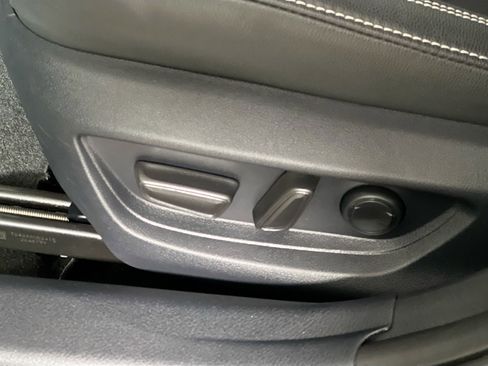 Used 2025 Toyota Camry SE w/ Convenience Package image 16