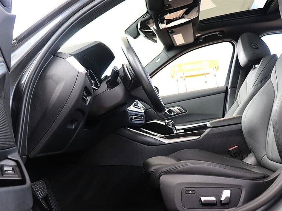Used 2020 BMW 330i Sedan w/ Driving Assistance Package RWD image 18