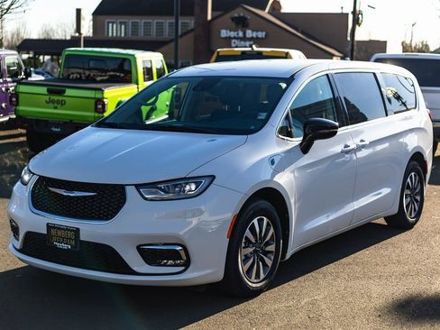 Used 2024 Chrysler Pacifica Select image 4