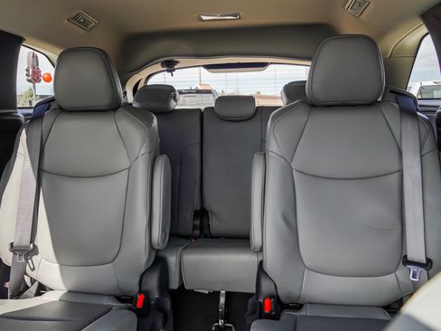 Used 2025 Toyota Sienna XLE image 23