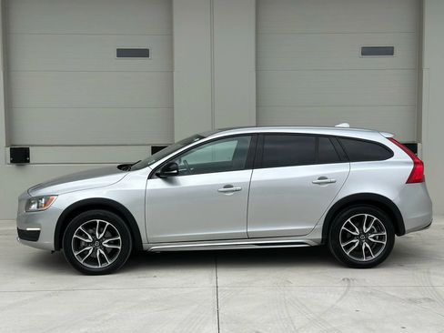 Used 2017 Volvo V60 T5 Cross Country w/ Convenience Package image 2