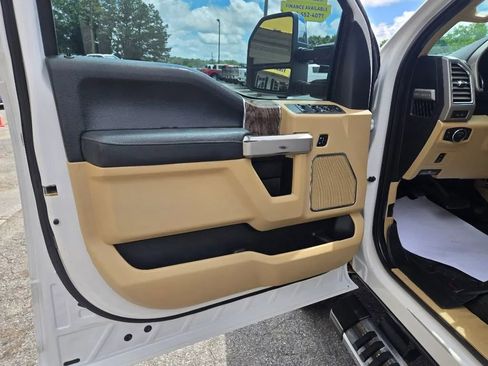 Used 2017 Ford F250 Lariat image 10