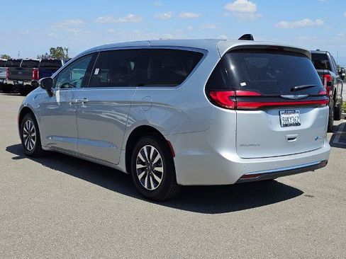 Used 2023 Chrysler Pacifica Touring-L FWD image 4