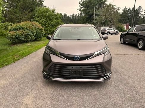 Used 2022 Toyota Sienna XLE AWD/4WD image 8