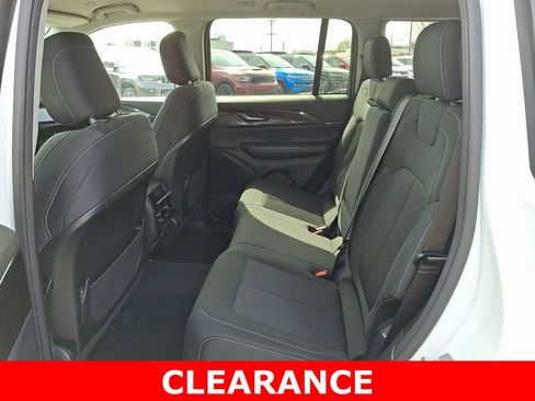 Used 2023 Jeep Grand Cherokee Laredo AWD/4WD image 10
