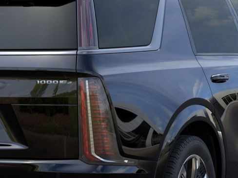 Used 2026 Cadillac Escalade IQL Luxury image 11