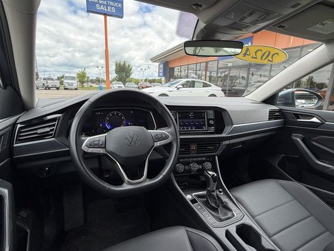 Used 2024 Volkswagen Jetta SE FWD image 12