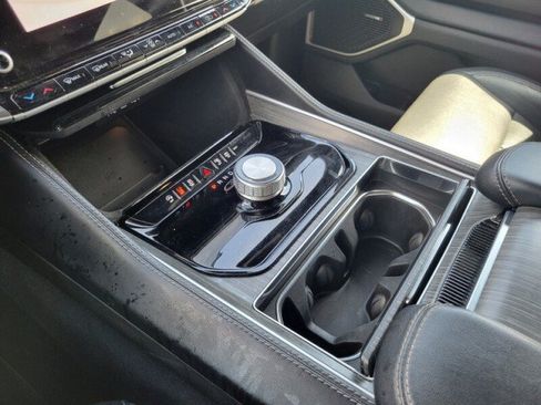 Used 2024 Jeep Wagoneer L Series II RWD image 18
