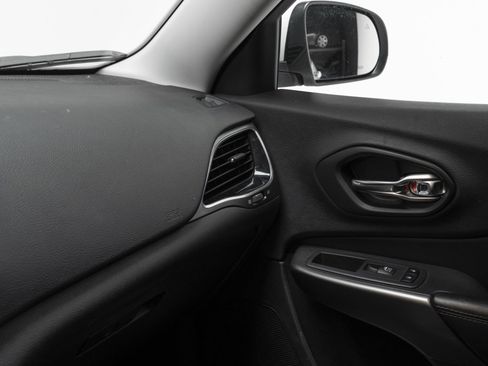 Used 2019 Jeep Cherokee Limited image 39