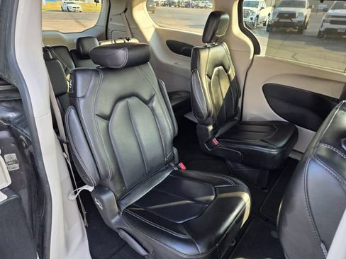 Used 2023 Chrysler Pacifica Touring-L FWD image 39