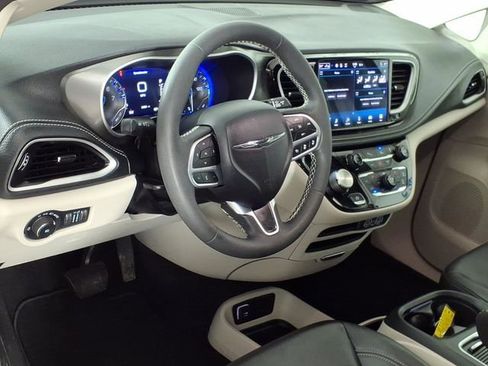 Used 2023 Chrysler Pacifica Touring-L image 16