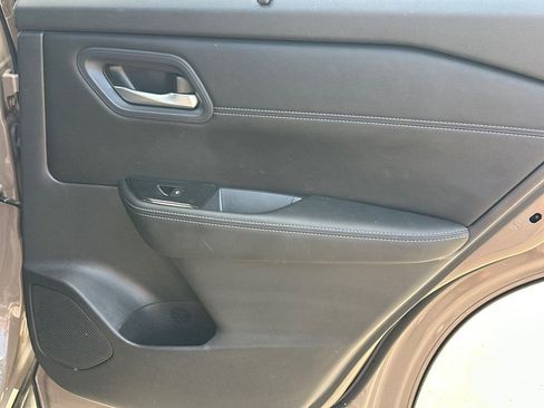 Used 2024 Nissan Rogue SV w/ SV Premium Package image 15