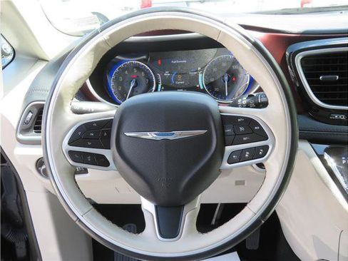 Used 2019 Chrysler Pacifica Limited image 11