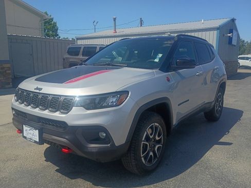 Used 2025 Jeep Compass Trailhawk AWD/4WD image 2