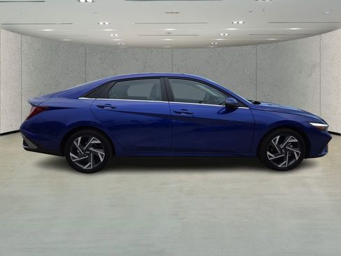 Used 2025 Hyundai Elantra Limited image 2