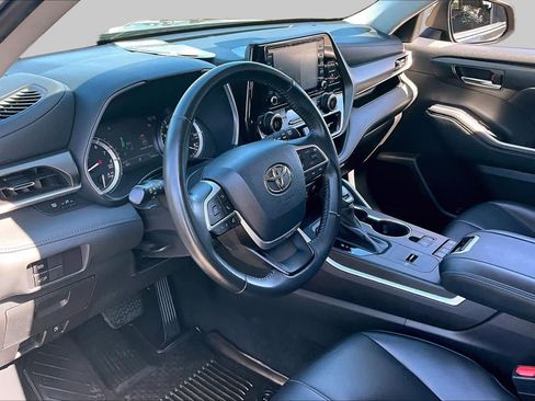 Used 2022 Toyota Highlander XLE FWD image 17