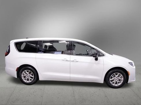 Used 2024 Chrysler Pacifica Touring-L image 8