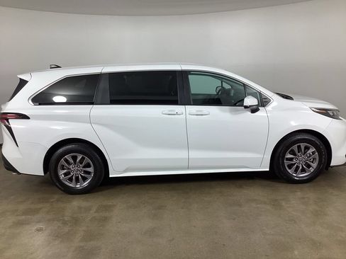 Used 2024 Toyota Sienna LE FWD image 7