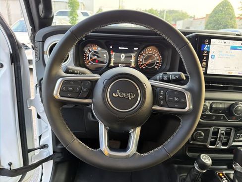 Used 2025 Jeep Wrangler Unlimited Sahara AWD/4WD image 8