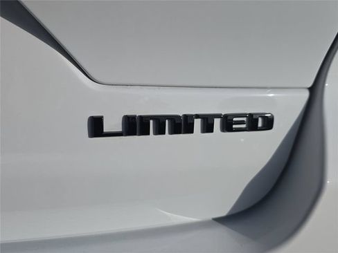 Used 2025 Jeep Grand Cherokee Limited w/ Black Appearance Package AWD/4WD image 4