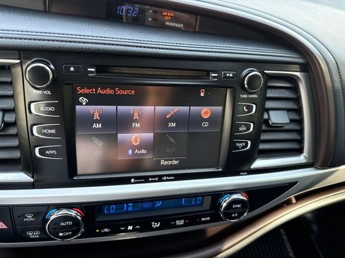 Used 2018 Toyota Highlander Plus AWD/4WD image 38