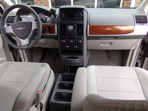 Used 2008 Chrysler Town & Country Touring FWD image 29