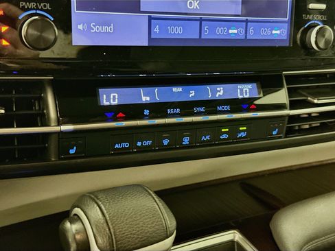 Used 2021 Toyota Sienna XLE AWD/4WD image 24