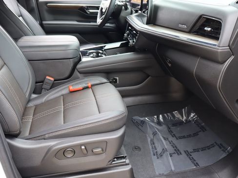 Used 2025 Chevrolet Tahoe High Country AWD/4WD image 18