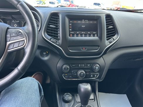 Used 2019 Jeep Cherokee Latitude Plus AWD/4WD image 12