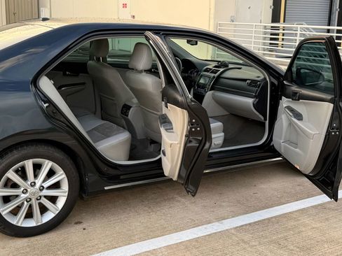 Used 2012 Toyota Camry XLE w/ Leather Pkg FWD image 16