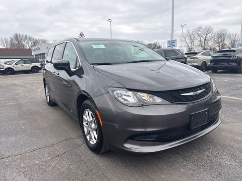 Used 2023 Chrysler Voyager LX image 4