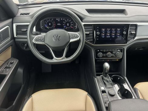 Used 2022 Volkswagen Atlas Cross Sport SE w/ Panoramic Sunroof Package image 16