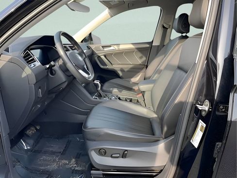 Used 2024 Volkswagen Tiguan SE AWD/4WD image 21