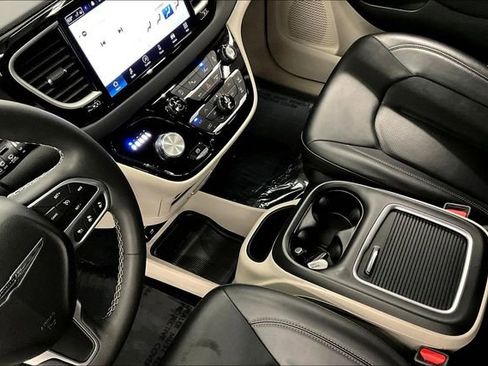 Used 2024 Chrysler Pacifica Touring-L FWD image 16