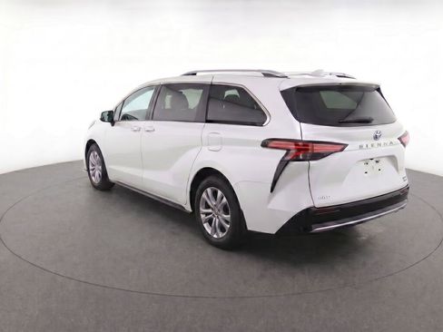 Used 2023 Toyota Sienna Platinum AWD/4WD image 4