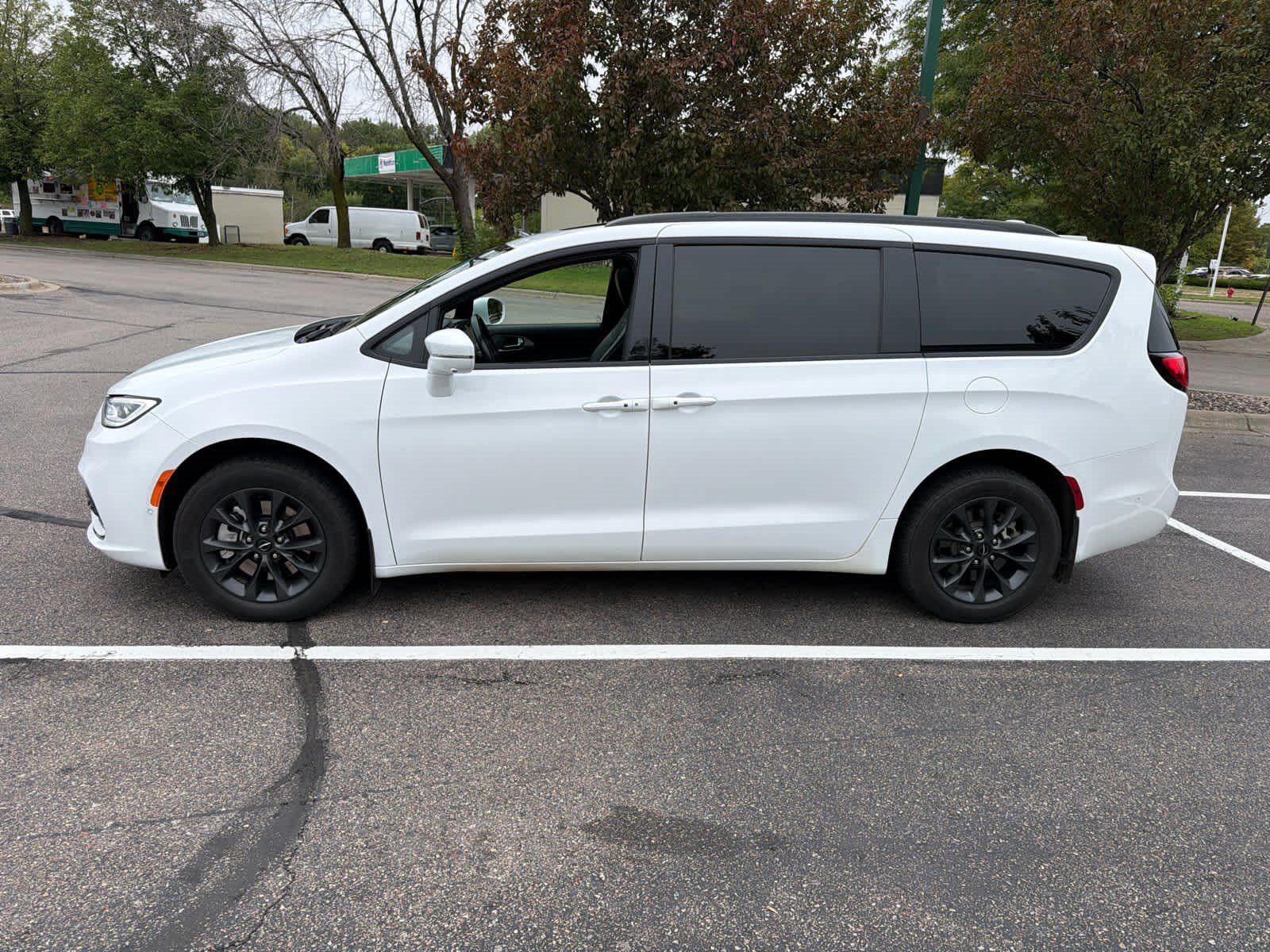 Used 2021 Chrysler Pacifica Limited w/ Uconnect Theater Family Group AWD/4WD image 5
