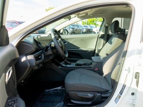 New 2025 Kia K4 LX image 11
