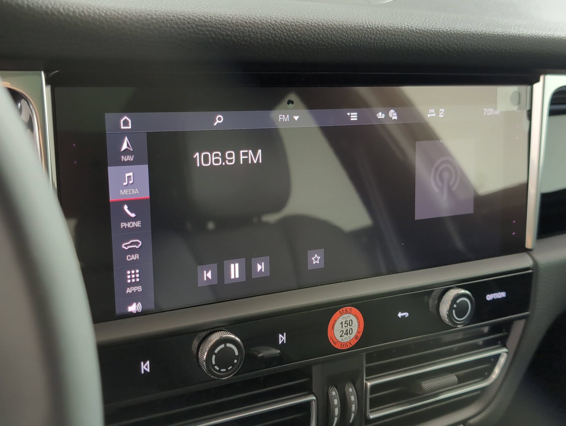 Certified 2025 Porsche Macan AWD/4WD image 24
