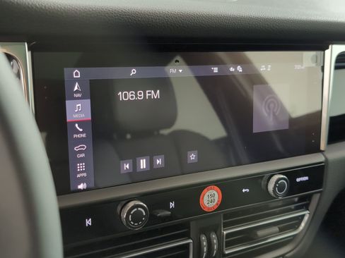 Certified 2025 Porsche Macan AWD/4WD image 24