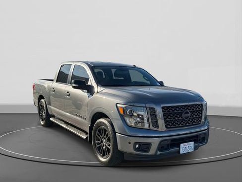 Used 2019 Nissan Titan SV w/ SV Convenience Package image 4