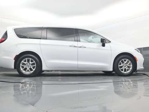 Used 2024 Chrysler Pacifica Touring-L FWD image 25