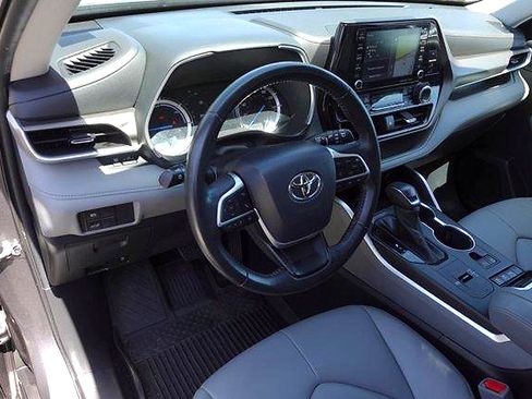 Used 2022 Toyota Highlander XLE AWD/4WD image 9