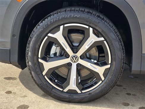 New 2025 Volkswagen Tiguan SE image 10