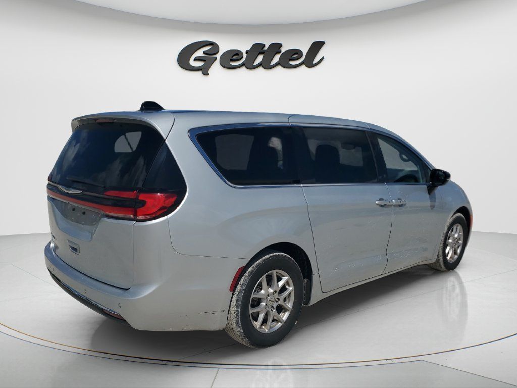 Used 2024 Chrysler Pacifica Touring-L FWD image 5