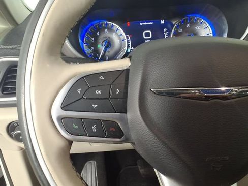 Used 2019 Chrysler Pacifica Limited w/ Tire & Wheel Group FWD image 15