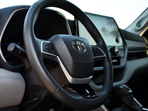 Used 2023 Toyota Highlander Limited image 12