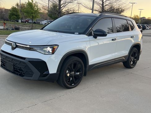 Certified 2025 Volkswagen Taos SE image 5