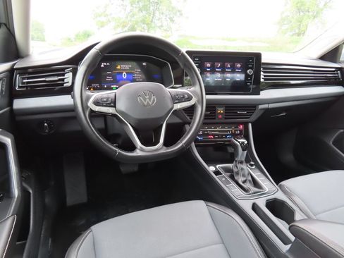 Used 2025 Volkswagen Jetta SE FWD image 4